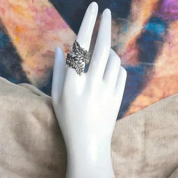 🆕Boho Style Adjustable Olive Leaf Ring 🌿 Antique Silver Finish Fits Sizes 6-9 - Picture 8 of 15